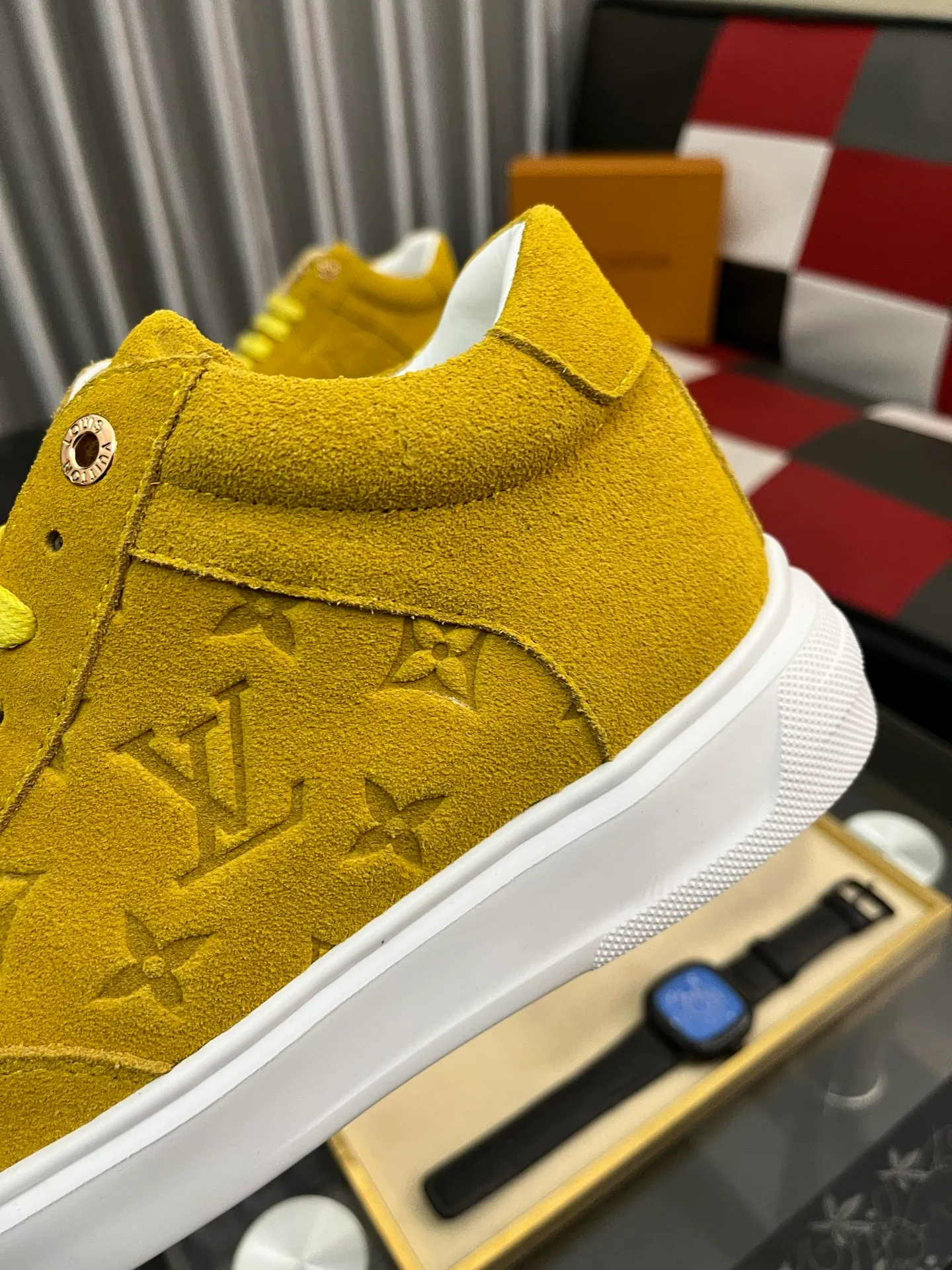 Ex-factory price: 420⌚️⌚️《Louis vuitton/LV Louis Vuitton》original quality.~ Unique modern style sneakers. 🏃A must-have casual shoe for trendy men😍😍 Original brand imported from Italy, imported original leather, cowhide lining (refuses to discolor and grind feet) sole: original sole provided by the original factory, French lazy style design ⚠️Fit to the feet, original quality, super comfortable original sole. Code number: 38-443️⃣Colors available